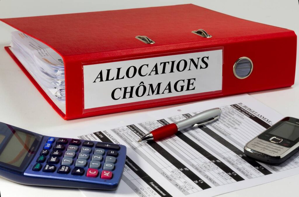 L’allocation chômage permet aux bénéficiaires de profiter d’un soutien financier temporaire.