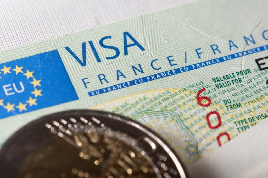 Pour voyager en France, les algériens doivent obligatoirement obtenir un visa France.