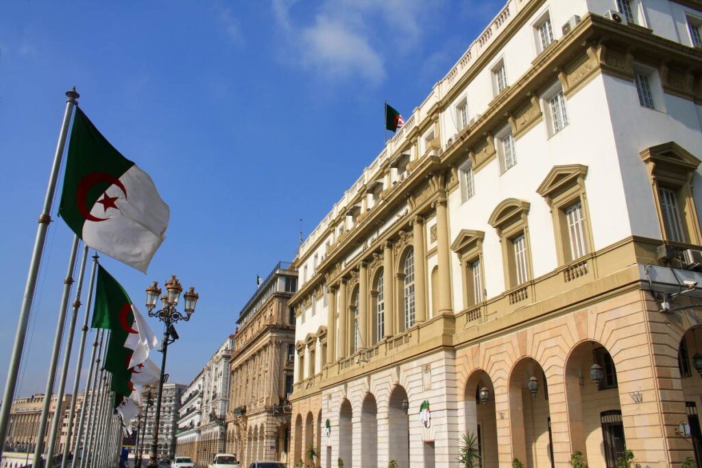 L’Ambassade et les consulats d’Algérie en France assurent le lien administratif et la protection des ressortissants.