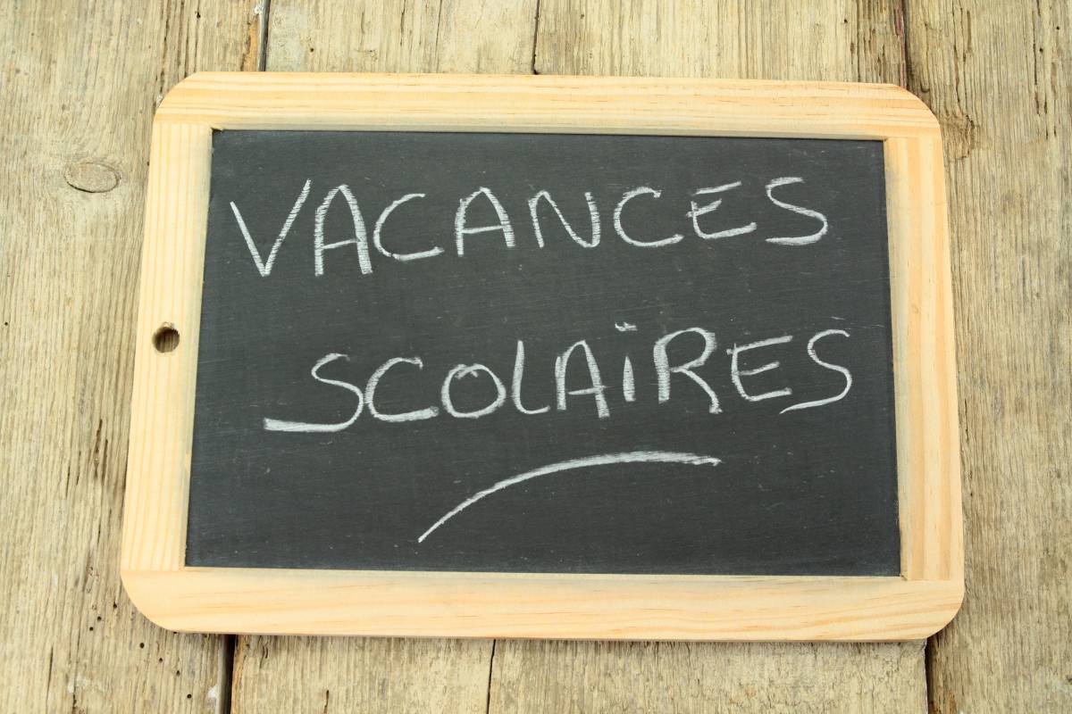 Ardoise portant la mention vacances scolaires