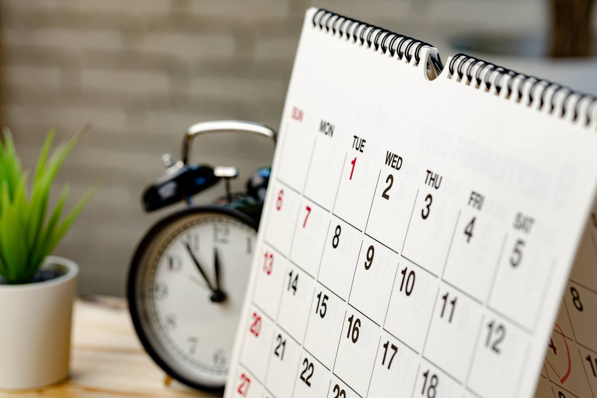 Calendrier de bureau et réveil pour organiser ses rendez-vous