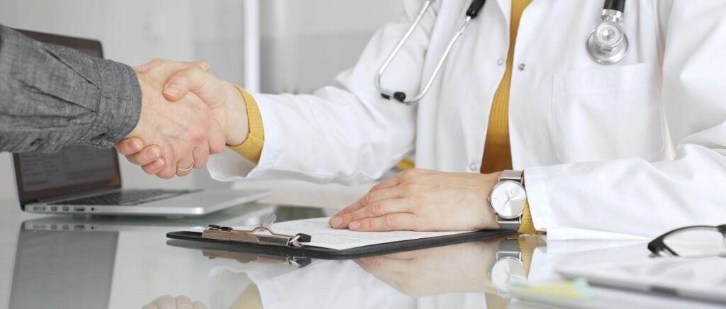 Les maladies professionnelles résultent de l'exposition à des risques dans le cadre du travail.