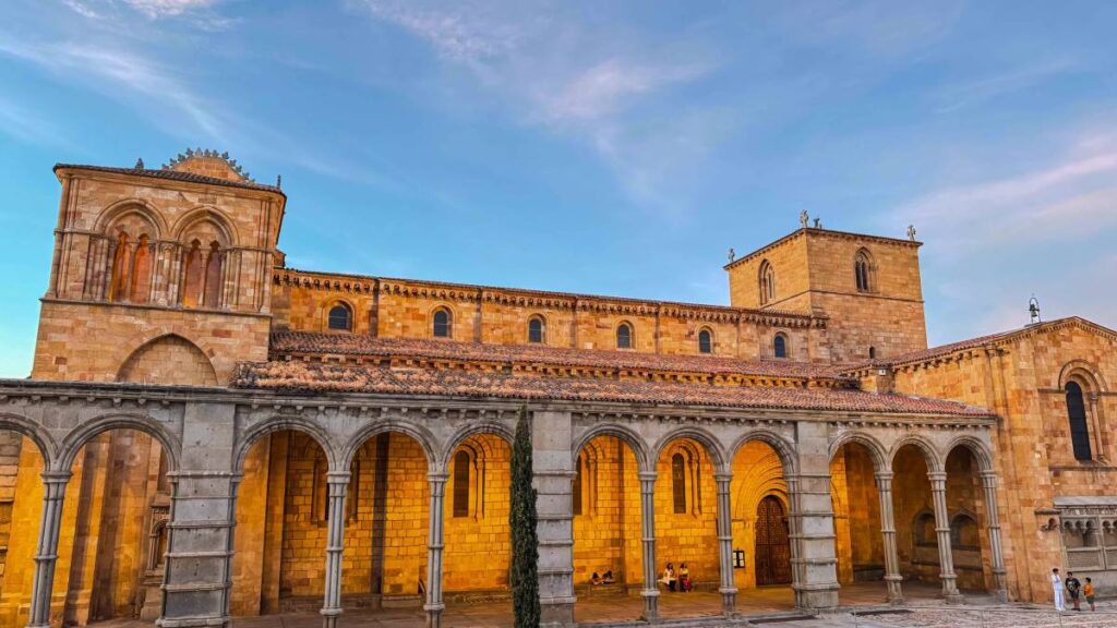 Un algérien en train de visiter les monuments espagnols, après avoir obtenu son visa Espagne.