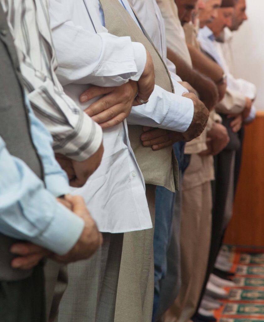 Des musulmans en pleine salat Aïd El Fitr à la mosquée.