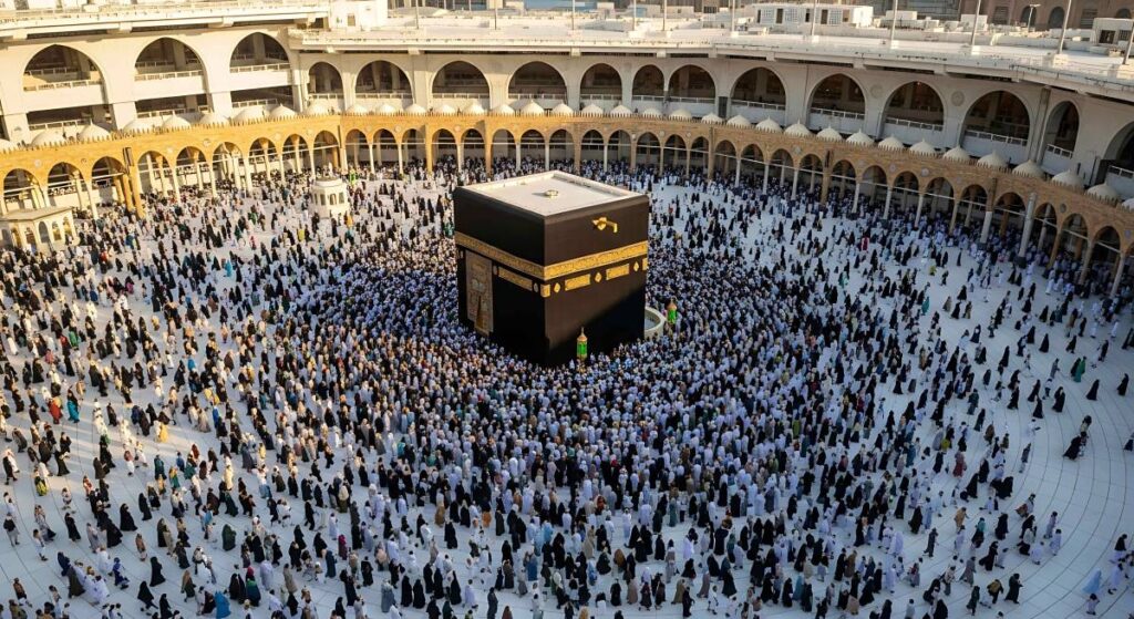 Des pèlerins en Omra, faisant la prière près de la Kaaba.