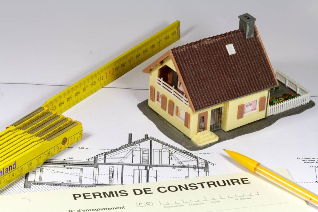 Un propriétaire d’un terrain demandant le permis de construire chez le guichet unique de la commune.